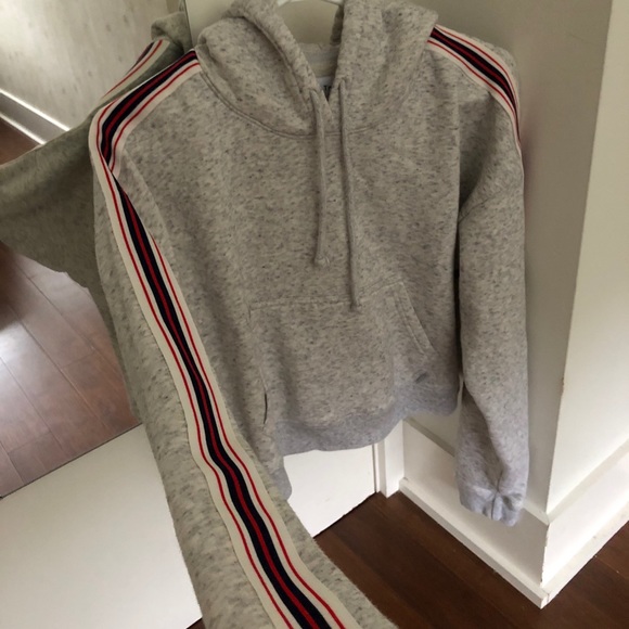 Aritzia TNA Iconic cropped hoodie - Picture 5 of 5